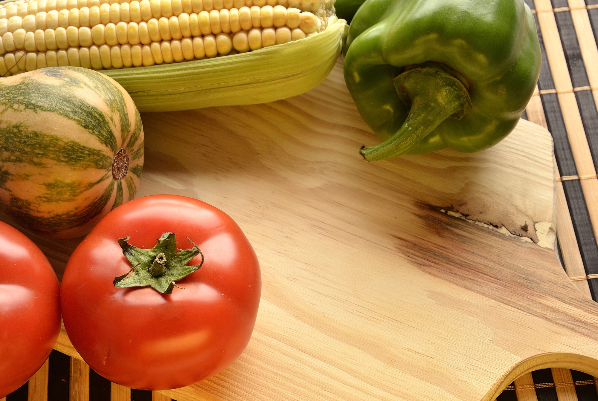 Mažas profesionalus virtuvės interjeras su ingredientais